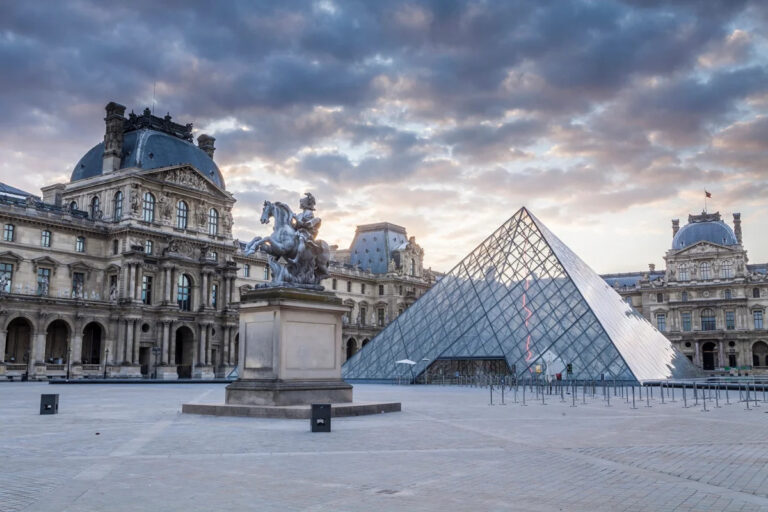 Museu do Louvre reabre após roubo e França debate falhas de segurança Museu do Louvre reabre após roubo e França debate falhas de segurança