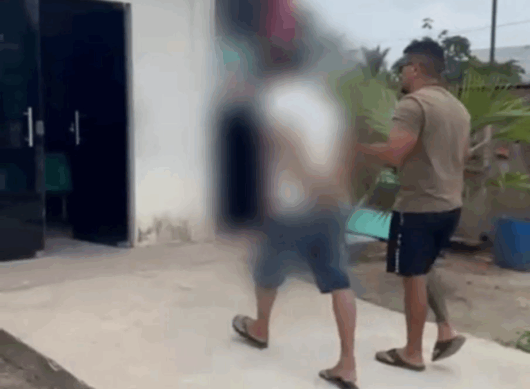 Mulher desmaia ao ser agredida e mantida em cárcere privado pelo próprio marido Mulher desmaia ao ser agredida e mantida em cárcere privado pelo próprio marido