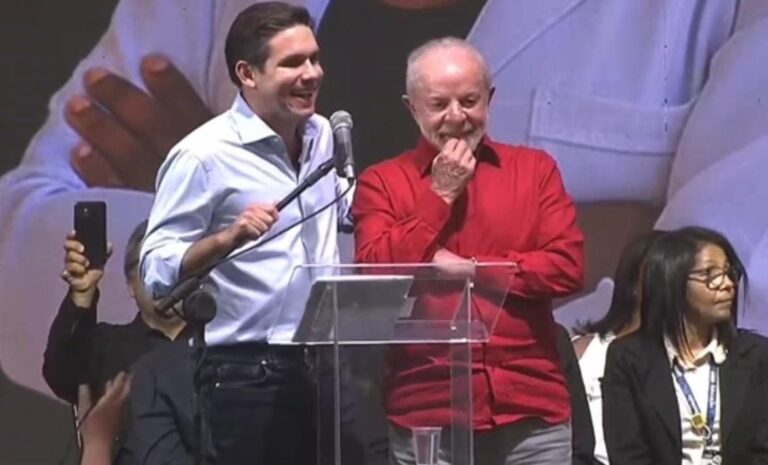 “Sem anistia”: ao lado de Lula, Hugo Motta é vaiado em evento do Dia do Professor “Sem anistia”: ao lado de Lula, Hugo Motta é vaiado em evento do Dia do Professor