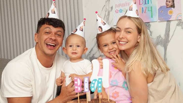 Influenciador Júlio Cocielo anuncia fim do casamento com Tata Estaniecki Influenciador Júlio Cocielo anuncia fim do casamento com Tata Estaniecki