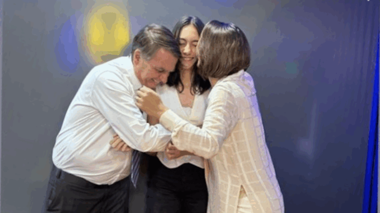 Moraes autoriza Bolsonaro a fazer almoço de aniversário da filha em casa Moraes autoriza Bolsonaro a fazer almoço de aniversário da filha em casa