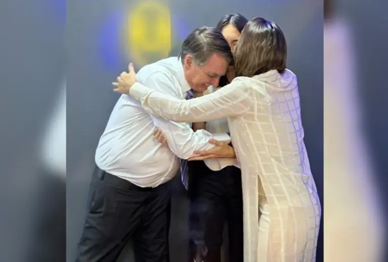 Michelle posta foto com Bolsonaro no aniversário da filha e fala de “injustiça” Michelle posta foto com Bolsonaro no aniversário da filha e fala de “injustiça”
