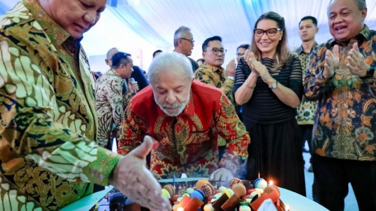 Lula ganha festa de aniversário antecipada na Indonésia; saiba quem ganhou a 1ª fatia do bolo Lula ganha festa de aniversário antecipada na Indonésia; saiba quem ganhou a 1ª fatia do bolo