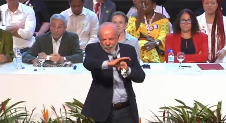 VÍDEO: Lula critica uso excessivo de celular e reclama de “bom dia no WhatsApp” VÍDEO: Lula critica uso excessivo de celular e reclama de “bom dia no WhatsApp”