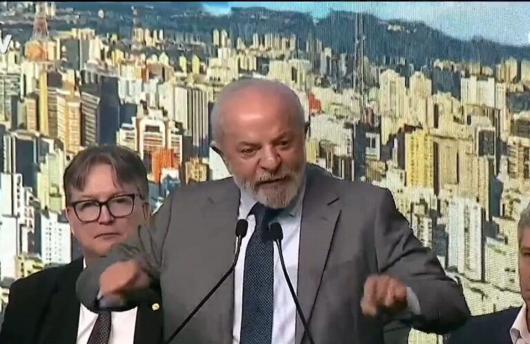 Lula diz que quem ganha até R$ 5 mil não é classe média no Brasil: “Mal sobra para comer” Lula diz que quem ganha até R$ 5 mil não é classe média no Brasil: “Mal sobra para comer”
