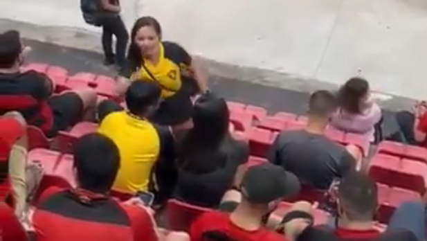 VÍDEO: Mulher flagra traição de companheiro em jogo do Sport x Ceará VÍDEO: Mulher flagra traição de companheiro em jogo do Sport x Ceará