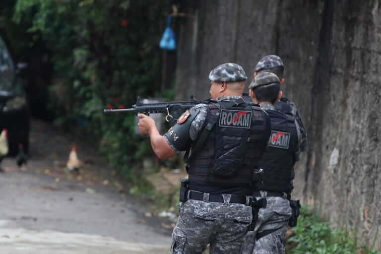 Foragido por roubo e tráfico de drogas tenta se esconder, mas acaba preso Foragido por roubo e tráfico de drogas tenta se esconder, mas acaba preso