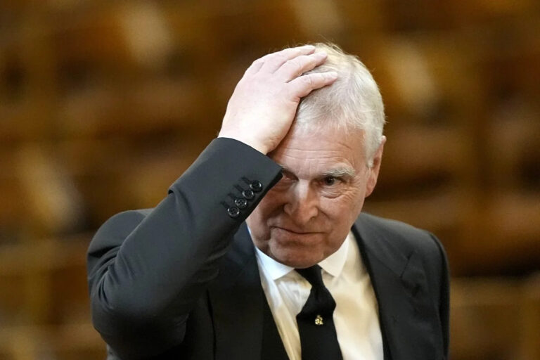Rei Charles retira os títulos do irmão, príncipe Andrew, por envolvimento em escândalo sexual