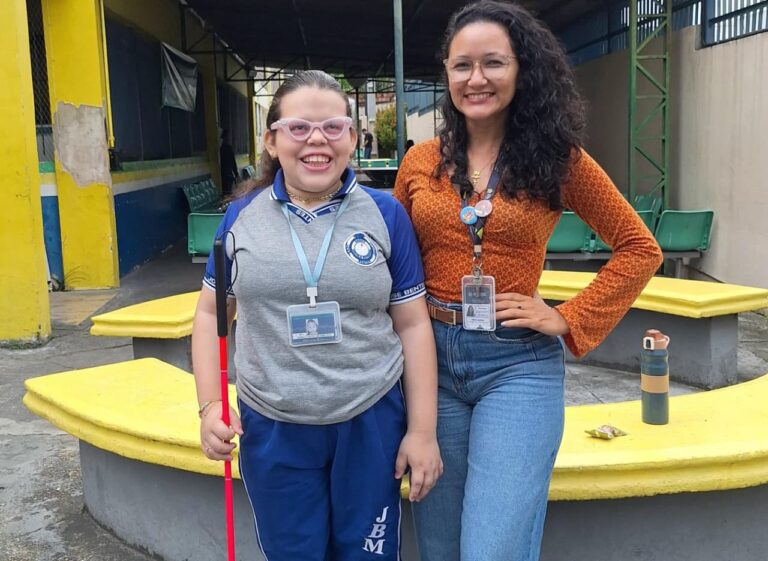 Professora de Manaus aprendeu Braille e se reinventou para incluir aluna com deficiência visual Professora de Manaus aprendeu Braille e se reinventou para incluir aluna com deficiência visual
