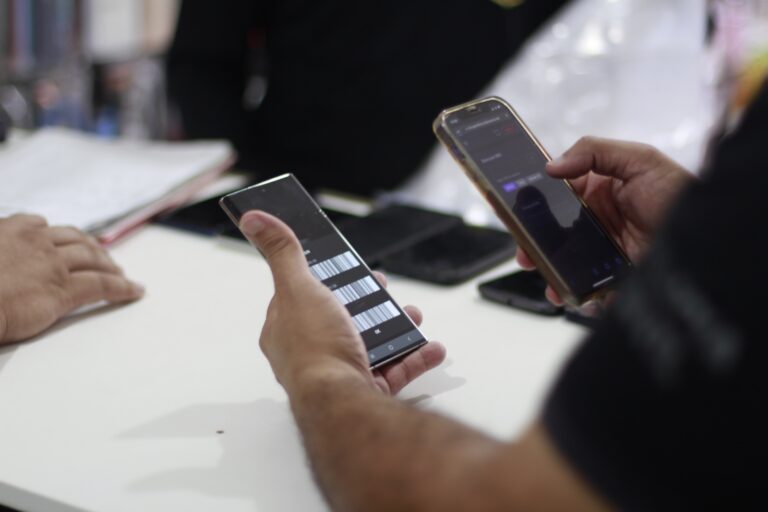 Recuperafone prende três pessoas com celulares roubados e vistoria 11 lojas de assistência técnica em Manaus Recuperafone prende três pessoas com celulares roubados e vistoria 11 lojas de assistência técnica em Manaus