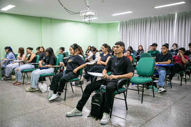Provas do SIS da UEA reúnem milhares de candidatos em clima de dedicação e confiança Provas do SIS da UEA reúnem milhares de candidatos em clima de dedicação e confiança