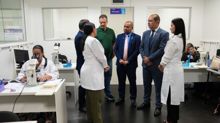 Comissões da CMM visitam laboratórios e defendem implantação do exame de DNA-HPV em Manaus Comissões da CMM visitam laboratórios e defendem implantação do exame de DNA-HPV em Manaus