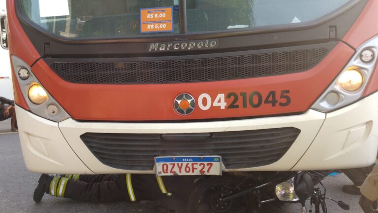 IMAGEM FORTE: Garupa tem perna esmagada após moto parar embaixo de ônibus em Manaus; veja o vídeo