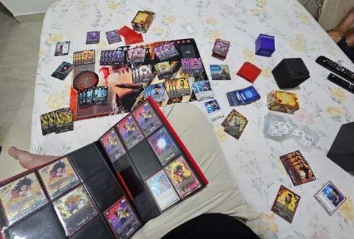Homem é preso ao tentar vender álbum de figurinhas de colecionador avaliado em R$ 14 mil em Manaus
