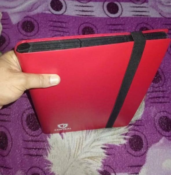 Homem é preso ao tentar vender álbum de figurinhas de colecionador avaliado em R$ 14 mil em Manaus