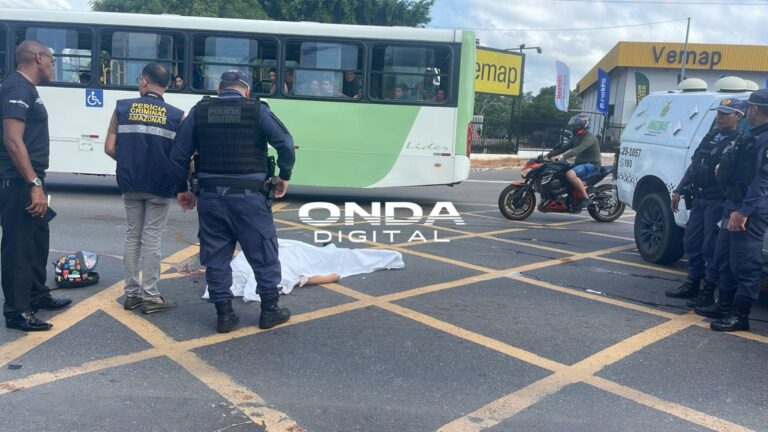 VÍDEO: Motociclista morre esmagada por ônibus 640 em Manaus VÍDEO: Motociclista morre esmagada por ônibus 640 em Manaus