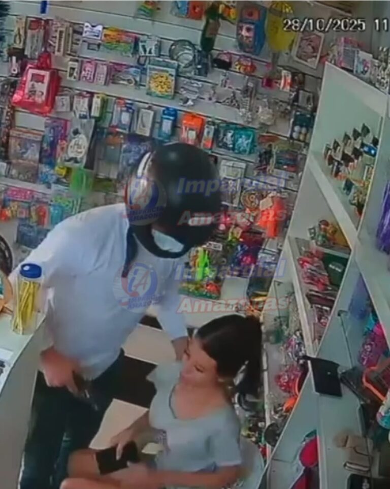 VÍDEO: Homem invade loja da ex e tenta matá-la a facadas em Itacoatiara VÍDEO: Homem invade loja da ex e tenta matá-la a facadas em Itacoatiara