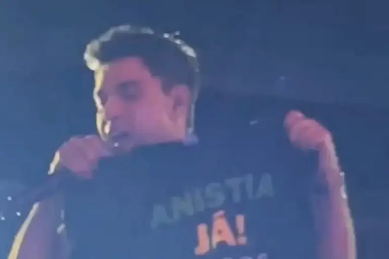 VÍDEO: Zezé Di Camargo pede anistia aos presos do 8 de janeiro durante show VÍDEO: Zezé Di Camargo pede anistia aos presos do 8 de janeiro durante show