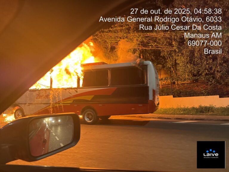 VÍDEO: Micro-ônibus que fazia rota para o Distrito pega fogo em avenida de Manaus
