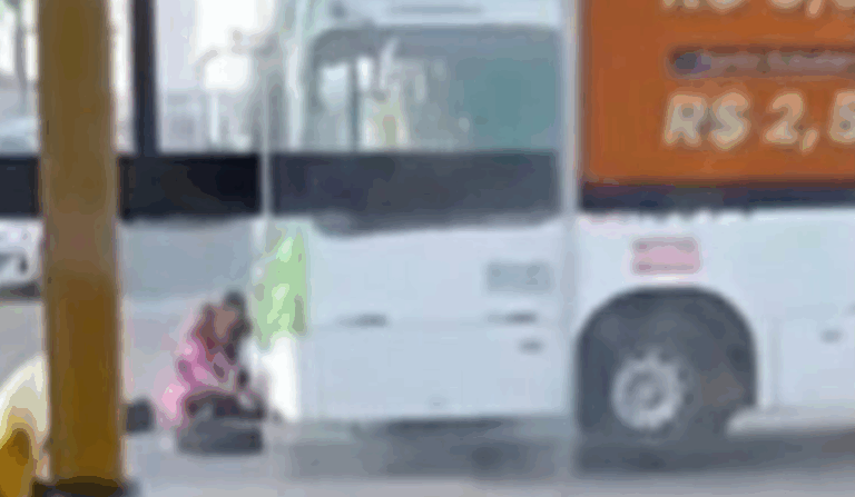 VÍDEO: Motociclista fica ferido ao colidir com ônibus na zona oeste de Manaus VÍDEO: Motociclista fica ferido ao colidir com ônibus na zona oeste de Manaus