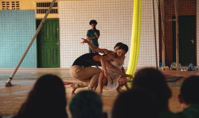 ‘Viveiro Acrobático’: proposta artística proporciona imersão no universo circense ‘Viveiro Acrobático’: proposta artística proporciona imersão no universo circense