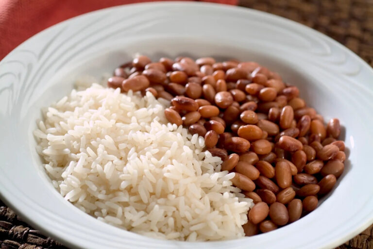 Alimentação com arroz e feijão reduz riscos de doenças, diz estudo Alimentação com arroz e feijão reduz riscos de doenças, diz estudo
