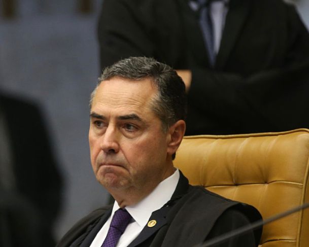 Ministro Barroso passa mal e é levado a hospital de Brasília Ministro Barroso passa mal e é levado a hospital de Brasília