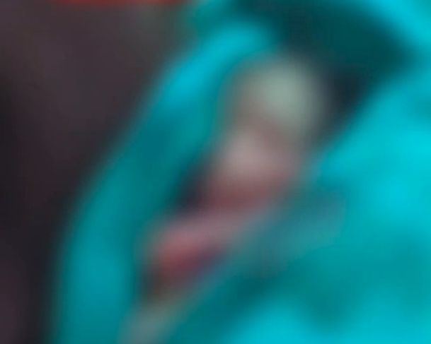 Bebê declarado morto chora dentro de caixão durante velório Bebê declarado morto chora dentro de caixão durante velório