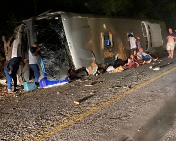Grave acidente de ônibus deixa 15 mortos em Pernambuco Grave acidente de ônibus deixa 15 mortos em Pernambuco