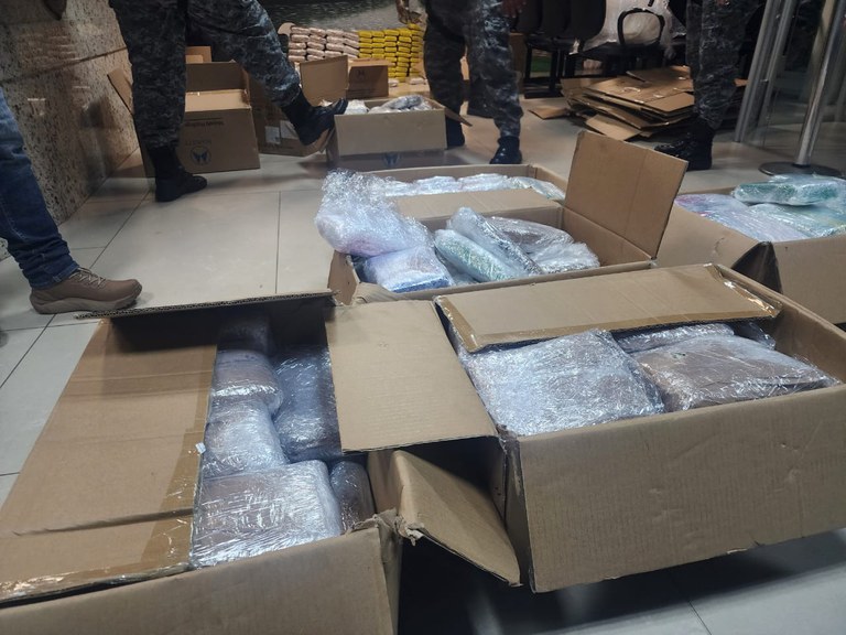 Casal preso com meia tonelada de drogas usava casa como depósito em Manaus Casal preso com meia tonelada de drogas usava casa como depósito em Manaus