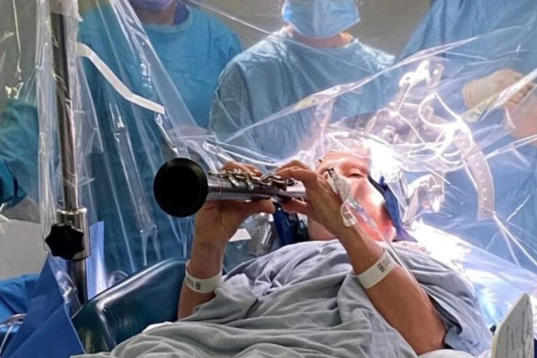 Mulher com Parkinson toca clarinete durante cirurgia cerebral, na Inglaterra Mulher com Parkinson toca clarinete durante cirurgia cerebral, na Inglaterra