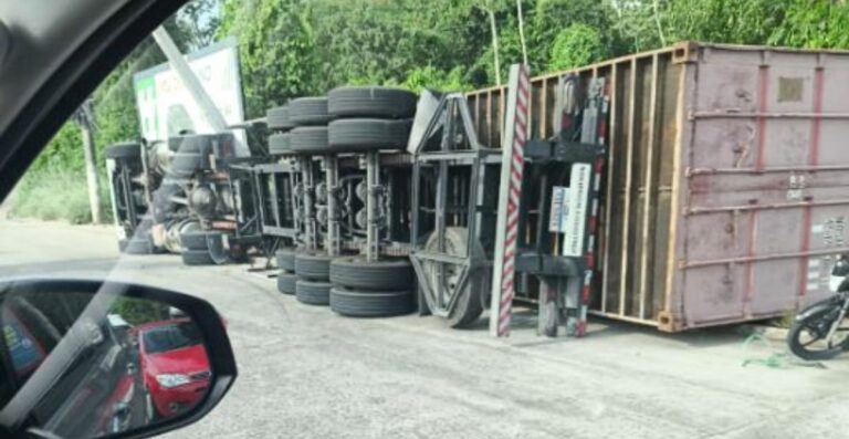 Carreta tomba e derruba poste no Distrito Industrial