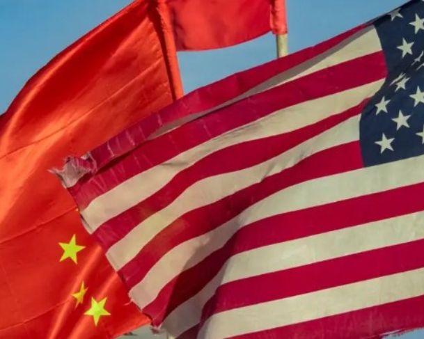 Trump anuncia tarifa adicional de 100% sobre importações da China