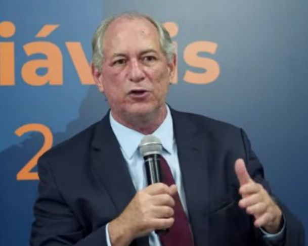 Ciro Gomes oficializa sua desfiliação do PDT Ciro Gomes oficializa sua desfiliação do PDT