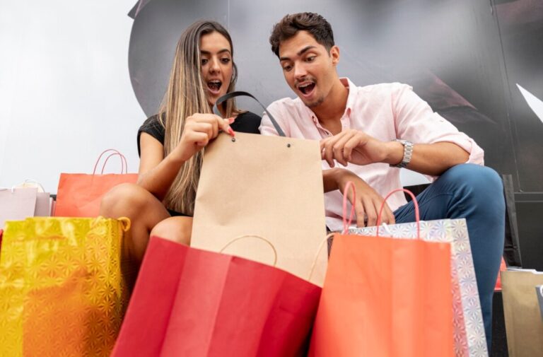 Black Friday, Natal e juros: como evitar dívidas nas compras de fim de ano Black Friday, Natal e juros: como evitar dívidas nas compras de fim de ano