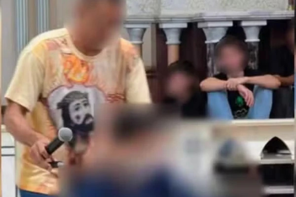 Pai é preso por arrecadar dinheiro em igrejas, fingindo que o filho tinha tumor no cérebro Pai é preso por arrecadar dinheiro em igrejas, fingindo que o filho tinha tumor no cérebro