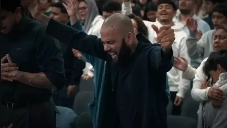 Daniel Alves aparece como pregador em culto de igreja na Espanha Daniel Alves aparece como pregador em culto de igreja na Espanha