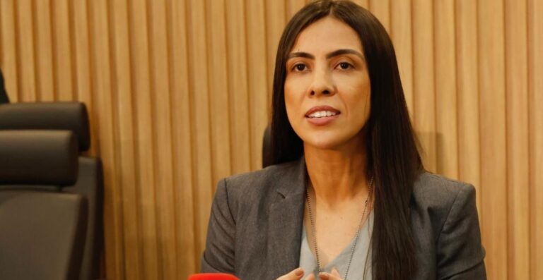 Padrasto cometia abusos contra enteada enquanto irmão dormia Padrasto cometia abusos contra enteada enquanto irmão dormia