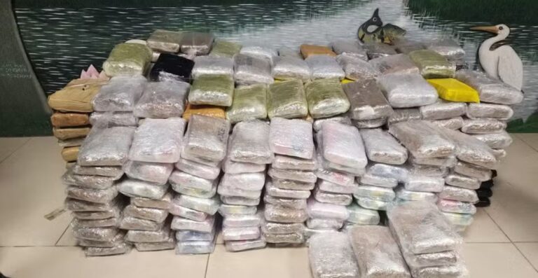 Casal é preso com mais de 500 kg de drogas na zona Leste de Manaus Casal é preso com mais de 500 kg de drogas na zona Leste de Manaus