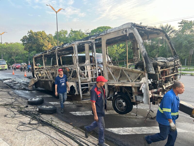 Micro-ônibus que fazia rota para o Distrito pega fogo em avenida de Manaus