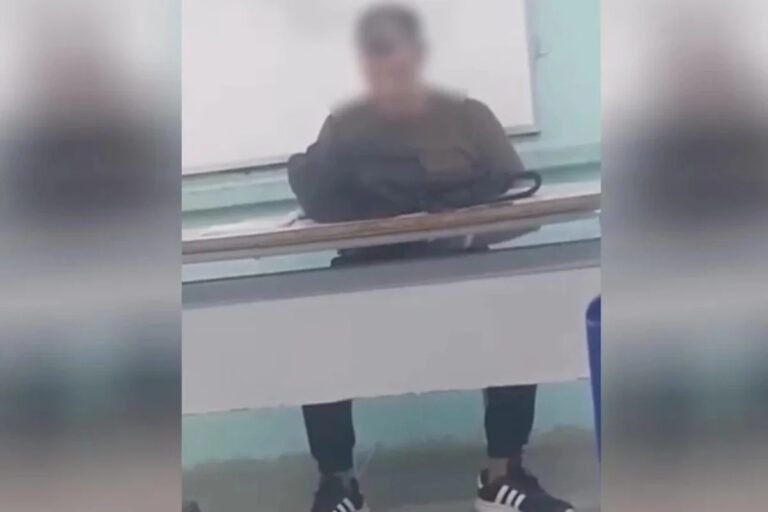 Professor é suspeito de se masturbar dentro de sala de aula em escola no Ceará Professor é suspeito de se masturbar dentro de sala de aula em escola no Ceará