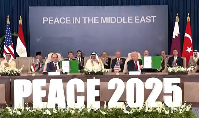 Sem presença de Netanyahu, Trump assina cessar-fogo em Gaza: “Fim de uma era de terror” Sem presença de Netanyahu, Trump assina cessar-fogo em Gaza: “Fim de uma era de terror”