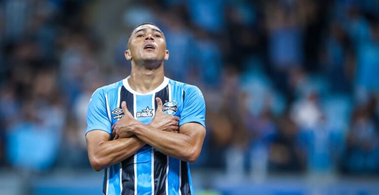 Grêmio vence o São Paulo por 2 a 0 na Arena em noite de Carlos Vinícius Grêmio vence o São Paulo por 2 a 0 na Arena em noite de Carlos Vinícius