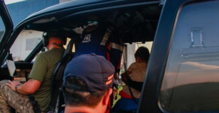 Helicóptero resgata idosa com fratura e criança com insuficiência respiratória em Manaus Helicóptero resgata idosa com fratura e criança com insuficiência respiratória em Manaus