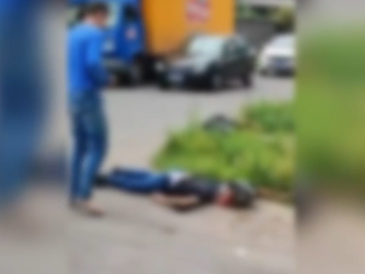 Motociclista morre esmagado por caminhão de lixo Motociclista morre esmagado por caminhão de lixo