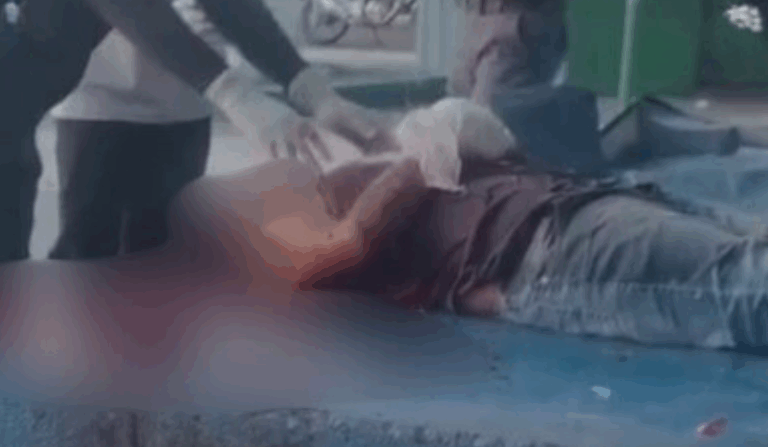 Homem morre após ser atacado por criminoso em praça de Manacapuru; veja vídeo Homem morre após ser atacado por criminoso em praça de Manacapuru; veja vídeo