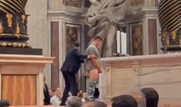 Homem urina no altar da Basílica de São Pedro no Vaticano e vídeo viraliza Homem urina no altar da Basílica de São Pedro no Vaticano e vídeo viraliza