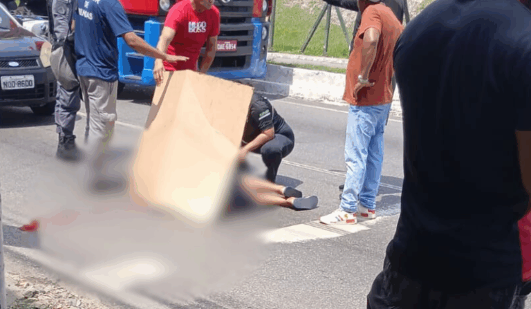 Idoso é atropelado ao tentar atravessar faixa de pedestre em Manaus Idoso é atropelado ao tentar atravessar faixa de pedestre em Manaus