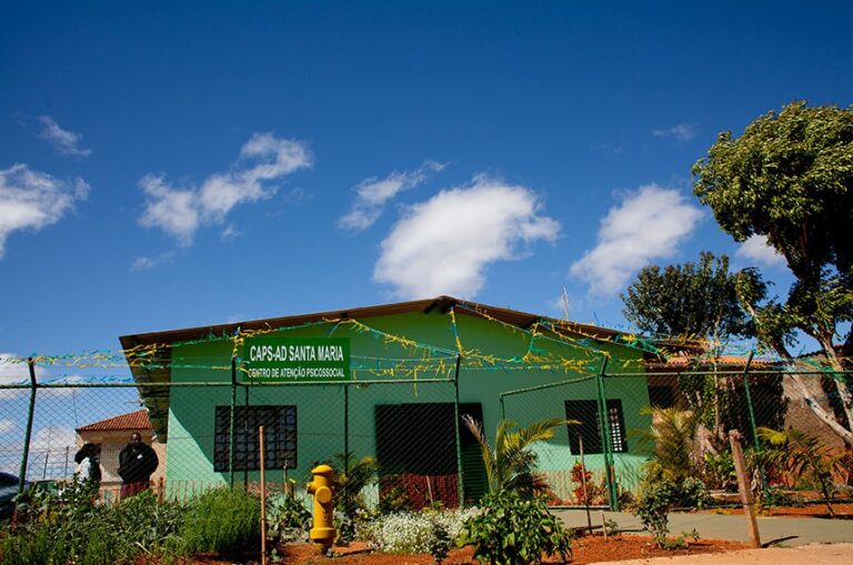 Nova lei reforça dever do Estado em cuidar de jovens dependentes químicos Nova lei reforça dever do Estado em cuidar de jovens dependentes químicos