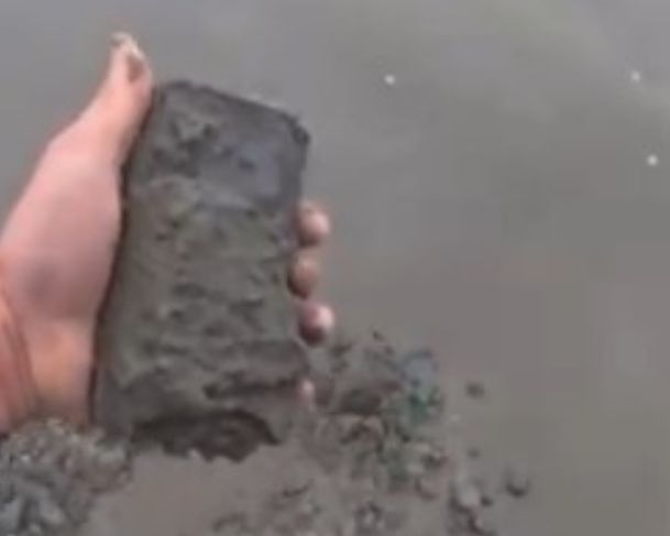 Caçador de tesouros encontra Iphone novo em praia com detector de metal Caçador de tesouros encontra Iphone novo em praia com detector de metal